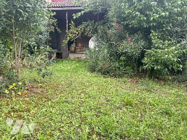 Exclusivité ! Belle maison de village à restaurer avec jardin sur l'arrière. Faites-vite, car rare !