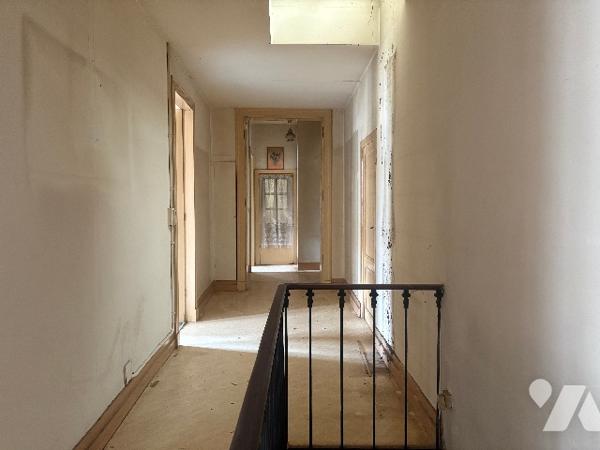 Exclusivité ! Belle maison de village à restaurer avec jardin sur l'arrière. Faites-vite, car rare !