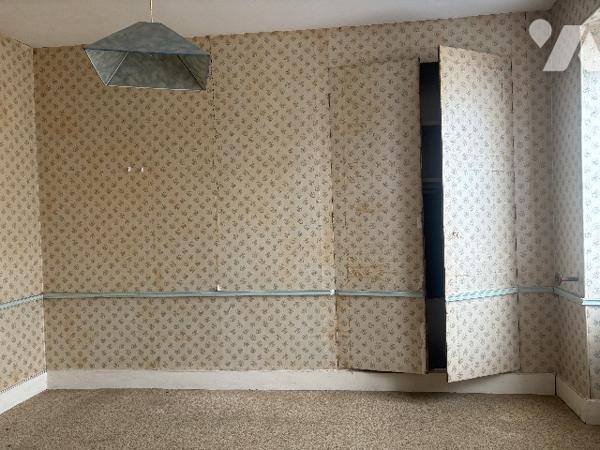 Exclusivité ! Belle maison de village à restaurer avec jardin sur l'arrière. Faites-vite, car rare !