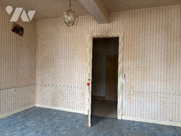 Exclusivité ! Belle maison de village à restaurer avec jardin sur l'arrière. Faites-vite, car rare !