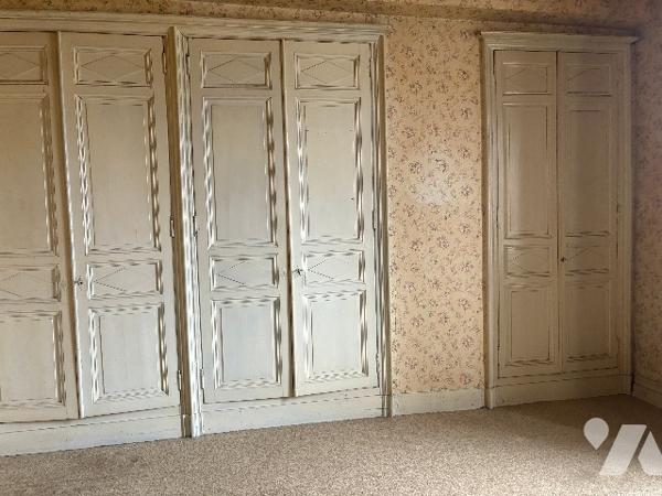 Exclusivité ! Belle maison de village à restaurer avec jardin sur l'arrière. Faites-vite, car rare !