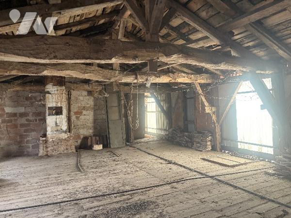 Exclusivité ! Belle maison de village à restaurer avec jardin sur l'arrière. Faites-vite, car rare !