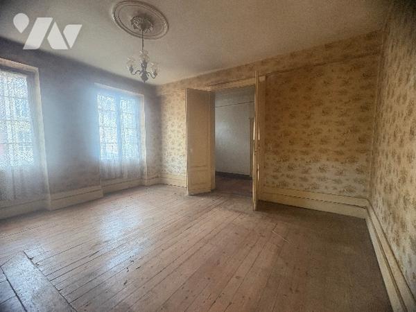 Exclusivité ! Belle maison de village à restaurer avec jardin sur l'arrière. Faites-vite, car rare !