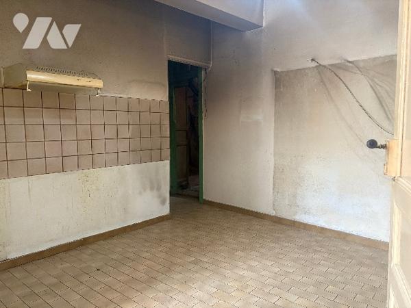 Exclusivité ! Belle maison de village à restaurer avec jardin sur l'arrière. Faites-vite, car rare !