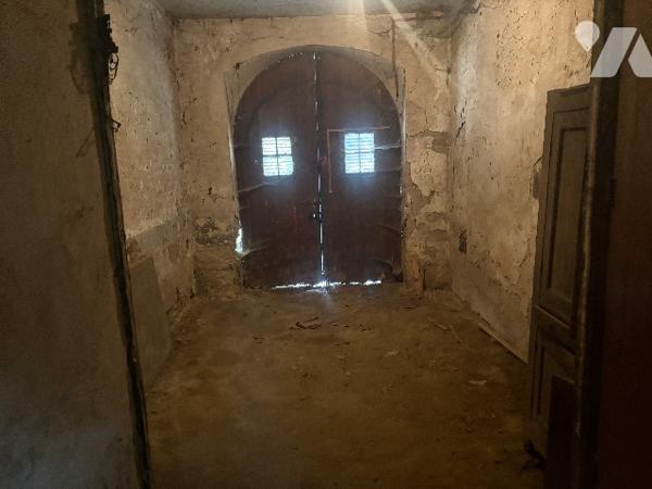 Exclusivité ! Belle maison de village à restaurer avec jardin sur l'arrière. Faites-vite, car rare !