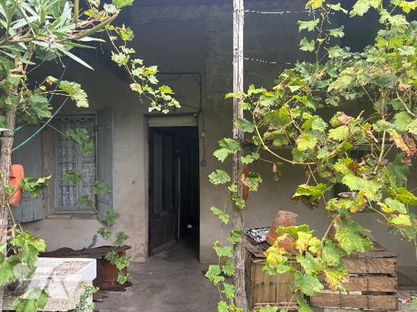 Exclusivité ! Belle maison de village à restaurer avec jardin sur l'arrière. Faites-vite, car rare !