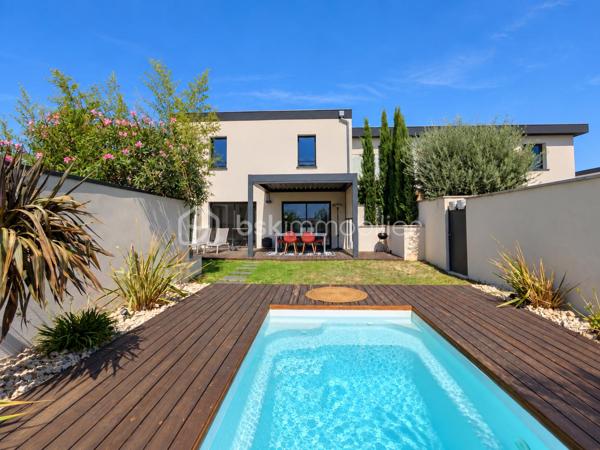SUD-EST MONTÉLIMAR – EMPLACEMENT PREMIUM – SUPERBE VILLA CONTEMPORAINE 2022 – 4 CHAMBRES – PISCINE – GARAGE

Exclusivité. Au sud-est de Montélimar, dans un secteur résidentiel très recherché, cette superbe villa contemporaine construite en 2022 bénéficie d’un environnement calme et sécurisé, à proximité des commerces, écoles et commodités. Elle développe 138,30 m² habitables sur 2 niveaux.

Pensée pour conjuguer confort, fonctionnalité et qualité de vie, elle propose des espaces bien répartis, adaptés aussi bien au quotidien qu’à l’accueil de proches.

Dès l’entrée, la pièce de vie de 54 m² séduit par ses volumes et sa luminosité. Elle accueille une cuisine moderne entièrement équipée et s’ouvre directement sur une terrasse aménagée, protégée par une pergola bioclimatique.

Le rez-de-chaussée dispose également d’une suite parentale d’environ 20 m² avec salle d’eau, d’une buanderie et d’un WC indépendant.

À l’étage, trois chambres de 12,60 m², 13 m² et 13,30 m² se partagent une salle de bains équipée d’une baignoire et d’une douche. Un dressing réalisé sur mesure et un second WC indépendant complètent ce niveau.

À l’extérieur, la parcelle de 339 m², entièrement close et paysagée, permet de profiter pleinement des beaux jours tout en limitant les contraintes d’entretien. Elle accueille une piscine de 4,30 x 2,30 m prolongée par une plage en bois.

Cette maison dispose également d’un garage isolé et carrelé de 18 m², de deux stationnements intérieur ainsi que des parkings supplémentaires pour les visiteurs.

Les prestations répondent aux exigences actuelles de confort et de performance énergétique – DPE A : volets roulants électriques centralisés, chauffe-eau thermodynamique, portails motorisés, climatisation réversible sur chaque niveau, éclairage et chauffage connectés.

Construction sous garantie décennale et assurance dommages-ouvrage.

Une villa récente et parfaitement entretenue, dont la suite au rez-de-chaussée permet une véritable vie de plain-pied, tout en conservant trois chambres supplémentaires à l’étage pour recevoir famille et proches.

Prix : 440 000 € HAI
Pour plus d’informations ou organiser une visite, contactez L’Immo By Céline PASCAL au 06.63.10.02.35.