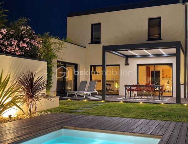 SUD-EST MONTÉLIMAR – EMPLACEMENT PREMIUM – SUPERBE VILLA CONTEMPORAINE 2022 – 4 CHAMBRES – PISCINE – GARAGE

Exclusivité. Au sud-est de Montélimar, dans un secteur résidentiel très recherché, cette superbe villa contemporaine construite en 2022 bénéficie d’un environnement calme et sécurisé, à proximité des commerces, écoles et commodités. Elle développe 138,30 m² habitables sur 2 niveaux.

Pensée pour conjuguer confort, fonctionnalité et qualité de vie, elle propose des espaces bien répartis, adaptés aussi bien au quotidien qu’à l’accueil de proches.

Dès l’entrée, la pièce de vie de 54 m² séduit par ses volumes et sa luminosité. Elle accueille une cuisine moderne entièrement équipée et s’ouvre directement sur une terrasse aménagée, protégée par une pergola bioclimatique.

Le rez-de-chaussée dispose également d’une suite parentale d’environ 20 m² avec salle d’eau, d’une buanderie et d’un WC indépendant.

À l’étage, trois chambres de 12,60 m², 13 m² et 13,30 m² se partagent une salle de bains équipée d’une baignoire et d’une douche. Un dressing réalisé sur mesure et un second WC indépendant complètent ce niveau.

À l’extérieur, la parcelle de 339 m², entièrement close et paysagée, permet de profiter pleinement des beaux jours tout en limitant les contraintes d’entretien. Elle accueille une piscine de 4,30 x 2,30 m prolongée par une plage en bois.

Cette maison dispose également d’un garage isolé et carrelé de 18 m², de deux stationnements intérieur ainsi que des parkings supplémentaires pour les visiteurs.

Les prestations répondent aux exigences actuelles de confort et de performance énergétique – DPE A : volets roulants électriques centralisés, chauffe-eau thermodynamique, portails motorisés, climatisation réversible sur chaque niveau, éclairage et chauffage connectés.

Construction sous garantie décennale et assurance dommages-ouvrage.

Une villa récente et parfaitement entretenue, dont la suite au rez-de-chaussée permet une véritable vie de plain-pied, tout en conservant trois chambres supplémentaires à l’étage pour recevoir famille et proches.

Prix : 440 000 € HAI
Pour plus d’informations ou organiser une visite, contactez L’Immo By Céline PASCAL au 06.63.10.02.35.