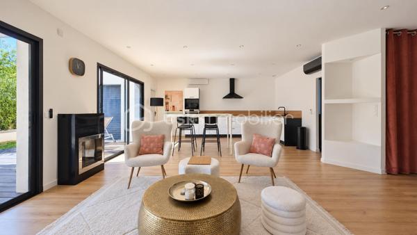SUD-EST MONTÉLIMAR – EMPLACEMENT PREMIUM – SUPERBE VILLA CONTEMPORAINE 2022 – 4 CHAMBRES – PISCINE – GARAGE

Exclusivité. Au sud-est de Montélimar, dans un secteur résidentiel très recherché, cette superbe villa contemporaine construite en 2022 bénéficie d’un environnement calme et sécurisé, à proximité des commerces, écoles et commodités. Elle développe 138,30 m² habitables sur 2 niveaux.

Pensée pour conjuguer confort, fonctionnalité et qualité de vie, elle propose des espaces bien répartis, adaptés aussi bien au quotidien qu’à l’accueil de proches.

Dès l’entrée, la pièce de vie de 54 m² séduit par ses volumes et sa luminosité. Elle accueille une cuisine moderne entièrement équipée et s’ouvre directement sur une terrasse aménagée, protégée par une pergola bioclimatique.

Le rez-de-chaussée dispose également d’une suite parentale d’environ 20 m² avec salle d’eau, d’une buanderie et d’un WC indépendant.

À l’étage, trois chambres de 12,60 m², 13 m² et 13,30 m² se partagent une salle de bains équipée d’une baignoire et d’une douche. Un dressing réalisé sur mesure et un second WC indépendant complètent ce niveau.

À l’extérieur, la parcelle de 339 m², entièrement close et paysagée, permet de profiter pleinement des beaux jours tout en limitant les contraintes d’entretien. Elle accueille une piscine de 4,30 x 2,30 m prolongée par une plage en bois.

Cette maison dispose également d’un garage isolé et carrelé de 18 m², de deux stationnements intérieur ainsi que des parkings supplémentaires pour les visiteurs.

Les prestations répondent aux exigences actuelles de confort et de performance énergétique – DPE A : volets roulants électriques centralisés, chauffe-eau thermodynamique, portails motorisés, climatisation réversible sur chaque niveau, éclairage et chauffage connectés.

Construction sous garantie décennale et assurance dommages-ouvrage.

Une villa récente et parfaitement entretenue, dont la suite au rez-de-chaussée permet une véritable vie de plain-pied, tout en conservant trois chambres supplémentaires à l’étage pour recevoir famille et proches.

Prix : 440 000 € HAI
Pour plus d’informations ou organiser une visite, contactez L’Immo By Céline PASCAL au 06.63.10.02.35.