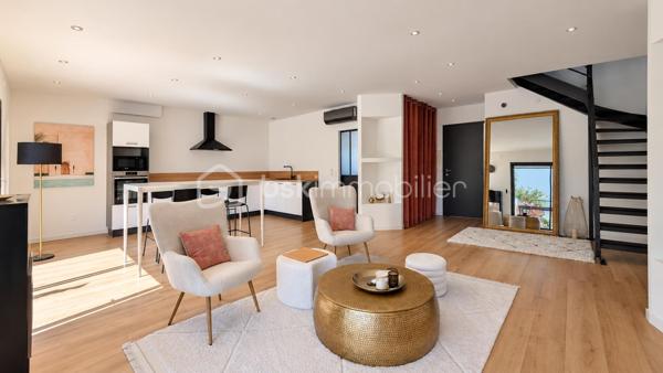 SUD-EST MONTÉLIMAR – EMPLACEMENT PREMIUM – SUPERBE VILLA CONTEMPORAINE 2022 – 4 CHAMBRES – PISCINE – GARAGE

Exclusivité. Au sud-est de Montélimar, dans un secteur résidentiel très recherché, cette superbe villa contemporaine construite en 2022 bénéficie d’un environnement calme et sécurisé, à proximité des commerces, écoles et commodités. Elle développe 138,30 m² habitables sur 2 niveaux.

Pensée pour conjuguer confort, fonctionnalité et qualité de vie, elle propose des espaces bien répartis, adaptés aussi bien au quotidien qu’à l’accueil de proches.

Dès l’entrée, la pièce de vie de 54 m² séduit par ses volumes et sa luminosité. Elle accueille une cuisine moderne entièrement équipée et s’ouvre directement sur une terrasse aménagée, protégée par une pergola bioclimatique.

Le rez-de-chaussée dispose également d’une suite parentale d’environ 20 m² avec salle d’eau, d’une buanderie et d’un WC indépendant.

À l’étage, trois chambres de 12,60 m², 13 m² et 13,30 m² se partagent une salle de bains équipée d’une baignoire et d’une douche. Un dressing réalisé sur mesure et un second WC indépendant complètent ce niveau.

À l’extérieur, la parcelle de 339 m², entièrement close et paysagée, permet de profiter pleinement des beaux jours tout en limitant les contraintes d’entretien. Elle accueille une piscine de 4,30 x 2,30 m prolongée par une plage en bois.

Cette maison dispose également d’un garage isolé et carrelé de 18 m², de deux stationnements intérieur ainsi que des parkings supplémentaires pour les visiteurs.

Les prestations répondent aux exigences actuelles de confort et de performance énergétique – DPE A : volets roulants électriques centralisés, chauffe-eau thermodynamique, portails motorisés, climatisation réversible sur chaque niveau, éclairage et chauffage connectés.

Construction sous garantie décennale et assurance dommages-ouvrage.

Une villa récente et parfaitement entretenue, dont la suite au rez-de-chaussée permet une véritable vie de plain-pied, tout en conservant trois chambres supplémentaires à l’étage pour recevoir famille et proches.

Prix : 440 000 € HAI
Pour plus d’informations ou organiser une visite, contactez L’Immo By Céline PASCAL au 06.63.10.02.35.