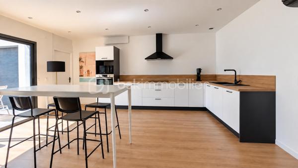 SUD-EST MONTÉLIMAR – EMPLACEMENT PREMIUM – SUPERBE VILLA CONTEMPORAINE 2022 – 4 CHAMBRES – PISCINE – GARAGE

Exclusivité. Au sud-est de Montélimar, dans un secteur résidentiel très recherché, cette superbe villa contemporaine construite en 2022 bénéficie d’un environnement calme et sécurisé, à proximité des commerces, écoles et commodités. Elle développe 138,30 m² habitables sur 2 niveaux.

Pensée pour conjuguer confort, fonctionnalité et qualité de vie, elle propose des espaces bien répartis, adaptés aussi bien au quotidien qu’à l’accueil de proches.

Dès l’entrée, la pièce de vie de 54 m² séduit par ses volumes et sa luminosité. Elle accueille une cuisine moderne entièrement équipée et s’ouvre directement sur une terrasse aménagée, protégée par une pergola bioclimatique.

Le rez-de-chaussée dispose également d’une suite parentale d’environ 20 m² avec salle d’eau, d’une buanderie et d’un WC indépendant.

À l’étage, trois chambres de 12,60 m², 13 m² et 13,30 m² se partagent une salle de bains équipée d’une baignoire et d’une douche. Un dressing réalisé sur mesure et un second WC indépendant complètent ce niveau.

À l’extérieur, la parcelle de 339 m², entièrement close et paysagée, permet de profiter pleinement des beaux jours tout en limitant les contraintes d’entretien. Elle accueille une piscine de 4,30 x 2,30 m prolongée par une plage en bois.

Cette maison dispose également d’un garage isolé et carrelé de 18 m², de deux stationnements intérieur ainsi que des parkings supplémentaires pour les visiteurs.

Les prestations répondent aux exigences actuelles de confort et de performance énergétique – DPE A : volets roulants électriques centralisés, chauffe-eau thermodynamique, portails motorisés, climatisation réversible sur chaque niveau, éclairage et chauffage connectés.

Construction sous garantie décennale et assurance dommages-ouvrage.

Une villa récente et parfaitement entretenue, dont la suite au rez-de-chaussée permet une véritable vie de plain-pied, tout en conservant trois chambres supplémentaires à l’étage pour recevoir famille et proches.

Prix : 440 000 € HAI
Pour plus d’informations ou organiser une visite, contactez L’Immo By Céline PASCAL au 06.63.10.02.35.