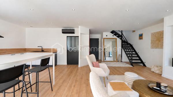 SUD-EST MONTÉLIMAR – EMPLACEMENT PREMIUM – SUPERBE VILLA CONTEMPORAINE 2022 – 4 CHAMBRES – PISCINE – GARAGE

Exclusivité. Au sud-est de Montélimar, dans un secteur résidentiel très recherché, cette superbe villa contemporaine construite en 2022 bénéficie d’un environnement calme et sécurisé, à proximité des commerces, écoles et commodités. Elle développe 138,30 m² habitables sur 2 niveaux.

Pensée pour conjuguer confort, fonctionnalité et qualité de vie, elle propose des espaces bien répartis, adaptés aussi bien au quotidien qu’à l’accueil de proches.

Dès l’entrée, la pièce de vie de 54 m² séduit par ses volumes et sa luminosité. Elle accueille une cuisine moderne entièrement équipée et s’ouvre directement sur une terrasse aménagée, protégée par une pergola bioclimatique.

Le rez-de-chaussée dispose également d’une suite parentale d’environ 20 m² avec salle d’eau, d’une buanderie et d’un WC indépendant.

À l’étage, trois chambres de 12,60 m², 13 m² et 13,30 m² se partagent une salle de bains équipée d’une baignoire et d’une douche. Un dressing réalisé sur mesure et un second WC indépendant complètent ce niveau.

À l’extérieur, la parcelle de 339 m², entièrement close et paysagée, permet de profiter pleinement des beaux jours tout en limitant les contraintes d’entretien. Elle accueille une piscine de 4,30 x 2,30 m prolongée par une plage en bois.

Cette maison dispose également d’un garage isolé et carrelé de 18 m², de deux stationnements intérieur ainsi que des parkings supplémentaires pour les visiteurs.

Les prestations répondent aux exigences actuelles de confort et de performance énergétique – DPE A : volets roulants électriques centralisés, chauffe-eau thermodynamique, portails motorisés, climatisation réversible sur chaque niveau, éclairage et chauffage connectés.

Construction sous garantie décennale et assurance dommages-ouvrage.

Une villa récente et parfaitement entretenue, dont la suite au rez-de-chaussée permet une véritable vie de plain-pied, tout en conservant trois chambres supplémentaires à l’étage pour recevoir famille et proches.

Prix : 440 000 € HAI
Pour plus d’informations ou organiser une visite, contactez L’Immo By Céline PASCAL au 06.63.10.02.35.