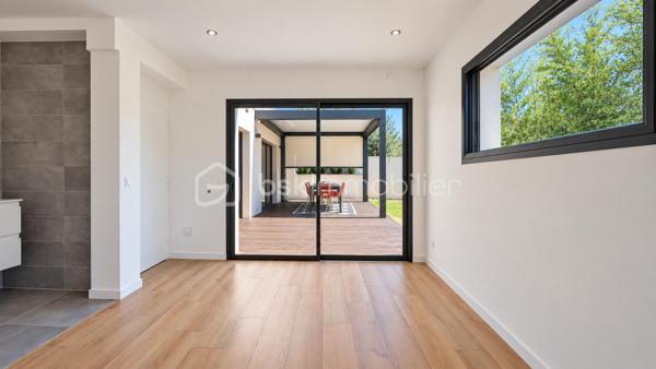 SUD-EST MONTÉLIMAR – EMPLACEMENT PREMIUM – SUPERBE VILLA CONTEMPORAINE 2022 – 4 CHAMBRES – PISCINE – GARAGE

Exclusivité. Au sud-est de Montélimar, dans un secteur résidentiel très recherché, cette superbe villa contemporaine construite en 2022 bénéficie d’un environnement calme et sécurisé, à proximité des commerces, écoles et commodités. Elle développe 138,30 m² habitables sur 2 niveaux.

Pensée pour conjuguer confort, fonctionnalité et qualité de vie, elle propose des espaces bien répartis, adaptés aussi bien au quotidien qu’à l’accueil de proches.

Dès l’entrée, la pièce de vie de 54 m² séduit par ses volumes et sa luminosité. Elle accueille une cuisine moderne entièrement équipée et s’ouvre directement sur une terrasse aménagée, protégée par une pergola bioclimatique.

Le rez-de-chaussée dispose également d’une suite parentale d’environ 20 m² avec salle d’eau, d’une buanderie et d’un WC indépendant.

À l’étage, trois chambres de 12,60 m², 13 m² et 13,30 m² se partagent une salle de bains équipée d’une baignoire et d’une douche. Un dressing réalisé sur mesure et un second WC indépendant complètent ce niveau.

À l’extérieur, la parcelle de 339 m², entièrement close et paysagée, permet de profiter pleinement des beaux jours tout en limitant les contraintes d’entretien. Elle accueille une piscine de 4,30 x 2,30 m prolongée par une plage en bois.

Cette maison dispose également d’un garage isolé et carrelé de 18 m², de deux stationnements intérieur ainsi que des parkings supplémentaires pour les visiteurs.

Les prestations répondent aux exigences actuelles de confort et de performance énergétique – DPE A : volets roulants électriques centralisés, chauffe-eau thermodynamique, portails motorisés, climatisation réversible sur chaque niveau, éclairage et chauffage connectés.

Construction sous garantie décennale et assurance dommages-ouvrage.

Une villa récente et parfaitement entretenue, dont la suite au rez-de-chaussée permet une véritable vie de plain-pied, tout en conservant trois chambres supplémentaires à l’étage pour recevoir famille et proches.

Prix : 440 000 € HAI
Pour plus d’informations ou organiser une visite, contactez L’Immo By Céline PASCAL au 06.63.10.02.35.