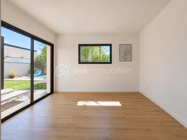 SUD-EST MONTÉLIMAR – EMPLACEMENT PREMIUM – SUPERBE VILLA CONTEMPORAINE 2022 – 4 CHAMBRES – PISCINE – GARAGE

Exclusivité. Au sud-est de Montélimar, dans un secteur résidentiel très recherché, cette superbe villa contemporaine construite en 2022 bénéficie d’un environnement calme et sécurisé, à proximité des commerces, écoles et commodités. Elle développe 138,30 m² habitables sur 2 niveaux.

Pensée pour conjuguer confort, fonctionnalité et qualité de vie, elle propose des espaces bien répartis, adaptés aussi bien au quotidien qu’à l’accueil de proches.

Dès l’entrée, la pièce de vie de 54 m² séduit par ses volumes et sa luminosité. Elle accueille une cuisine moderne entièrement équipée et s’ouvre directement sur une terrasse aménagée, protégée par une pergola bioclimatique.

Le rez-de-chaussée dispose également d’une suite parentale d’environ 20 m² avec salle d’eau, d’une buanderie et d’un WC indépendant.

À l’étage, trois chambres de 12,60 m², 13 m² et 13,30 m² se partagent une salle de bains équipée d’une baignoire et d’une douche. Un dressing réalisé sur mesure et un second WC indépendant complètent ce niveau.

À l’extérieur, la parcelle de 339 m², entièrement close et paysagée, permet de profiter pleinement des beaux jours tout en limitant les contraintes d’entretien. Elle accueille une piscine de 4,30 x 2,30 m prolongée par une plage en bois.

Cette maison dispose également d’un garage isolé et carrelé de 18 m², de deux stationnements intérieur ainsi que des parkings supplémentaires pour les visiteurs.

Les prestations répondent aux exigences actuelles de confort et de performance énergétique – DPE A : volets roulants électriques centralisés, chauffe-eau thermodynamique, portails motorisés, climatisation réversible sur chaque niveau, éclairage et chauffage connectés.

Construction sous garantie décennale et assurance dommages-ouvrage.

Une villa récente et parfaitement entretenue, dont la suite au rez-de-chaussée permet une véritable vie de plain-pied, tout en conservant trois chambres supplémentaires à l’étage pour recevoir famille et proches.

Prix : 440 000 € HAI
Pour plus d’informations ou organiser une visite, contactez L’Immo By Céline PASCAL au 06.63.10.02.35.