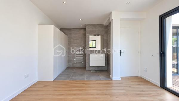 SUD-EST MONTÉLIMAR – EMPLACEMENT PREMIUM – SUPERBE VILLA CONTEMPORAINE 2022 – 4 CHAMBRES – PISCINE – GARAGE

Exclusivité. Au sud-est de Montélimar, dans un secteur résidentiel très recherché, cette superbe villa contemporaine construite en 2022 bénéficie d’un environnement calme et sécurisé, à proximité des commerces, écoles et commodités. Elle développe 138,30 m² habitables sur 2 niveaux.

Pensée pour conjuguer confort, fonctionnalité et qualité de vie, elle propose des espaces bien répartis, adaptés aussi bien au quotidien qu’à l’accueil de proches.

Dès l’entrée, la pièce de vie de 54 m² séduit par ses volumes et sa luminosité. Elle accueille une cuisine moderne entièrement équipée et s’ouvre directement sur une terrasse aménagée, protégée par une pergola bioclimatique.

Le rez-de-chaussée dispose également d’une suite parentale d’environ 20 m² avec salle d’eau, d’une buanderie et d’un WC indépendant.

À l’étage, trois chambres de 12,60 m², 13 m² et 13,30 m² se partagent une salle de bains équipée d’une baignoire et d’une douche. Un dressing réalisé sur mesure et un second WC indépendant complètent ce niveau.

À l’extérieur, la parcelle de 339 m², entièrement close et paysagée, permet de profiter pleinement des beaux jours tout en limitant les contraintes d’entretien. Elle accueille une piscine de 4,30 x 2,30 m prolongée par une plage en bois.

Cette maison dispose également d’un garage isolé et carrelé de 18 m², de deux stationnements intérieur ainsi que des parkings supplémentaires pour les visiteurs.

Les prestations répondent aux exigences actuelles de confort et de performance énergétique – DPE A : volets roulants électriques centralisés, chauffe-eau thermodynamique, portails motorisés, climatisation réversible sur chaque niveau, éclairage et chauffage connectés.

Construction sous garantie décennale et assurance dommages-ouvrage.

Une villa récente et parfaitement entretenue, dont la suite au rez-de-chaussée permet une véritable vie de plain-pied, tout en conservant trois chambres supplémentaires à l’étage pour recevoir famille et proches.

Prix : 440 000 € HAI
Pour plus d’informations ou organiser une visite, contactez L’Immo By Céline PASCAL au 06.63.10.02.35.