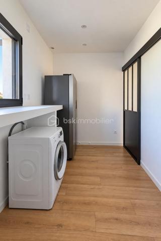 SUD-EST MONTÉLIMAR – EMPLACEMENT PREMIUM – SUPERBE VILLA CONTEMPORAINE 2022 – 4 CHAMBRES – PISCINE – GARAGE

Exclusivité. Au sud-est de Montélimar, dans un secteur résidentiel très recherché, cette superbe villa contemporaine construite en 2022 bénéficie d’un environnement calme et sécurisé, à proximité des commerces, écoles et commodités. Elle développe 138,30 m² habitables sur 2 niveaux.

Pensée pour conjuguer confort, fonctionnalité et qualité de vie, elle propose des espaces bien répartis, adaptés aussi bien au quotidien qu’à l’accueil de proches.

Dès l’entrée, la pièce de vie de 54 m² séduit par ses volumes et sa luminosité. Elle accueille une cuisine moderne entièrement équipée et s’ouvre directement sur une terrasse aménagée, protégée par une pergola bioclimatique.

Le rez-de-chaussée dispose également d’une suite parentale d’environ 20 m² avec salle d’eau, d’une buanderie et d’un WC indépendant.

À l’étage, trois chambres de 12,60 m², 13 m² et 13,30 m² se partagent une salle de bains équipée d’une baignoire et d’une douche. Un dressing réalisé sur mesure et un second WC indépendant complètent ce niveau.

À l’extérieur, la parcelle de 339 m², entièrement close et paysagée, permet de profiter pleinement des beaux jours tout en limitant les contraintes d’entretien. Elle accueille une piscine de 4,30 x 2,30 m prolongée par une plage en bois.

Cette maison dispose également d’un garage isolé et carrelé de 18 m², de deux stationnements intérieur ainsi que des parkings supplémentaires pour les visiteurs.

Les prestations répondent aux exigences actuelles de confort et de performance énergétique – DPE A : volets roulants électriques centralisés, chauffe-eau thermodynamique, portails motorisés, climatisation réversible sur chaque niveau, éclairage et chauffage connectés.

Construction sous garantie décennale et assurance dommages-ouvrage.

Une villa récente et parfaitement entretenue, dont la suite au rez-de-chaussée permet une véritable vie de plain-pied, tout en conservant trois chambres supplémentaires à l’étage pour recevoir famille et proches.

Prix : 440 000 € HAI
Pour plus d’informations ou organiser une visite, contactez L’Immo By Céline PASCAL au 06.63.10.02.35.