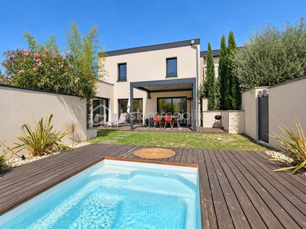 SUD-EST MONTÉLIMAR – EMPLACEMENT PREMIUM – SUPERBE VILLA CONTEMPORAINE 2022 – 4 CHAMBRES – PISCINE – GARAGE

Exclusivité. Au sud-est de Montélimar, dans un secteur résidentiel très recherché, cette superbe villa contemporaine construite en 2022 bénéficie d’un environnement calme et sécurisé, à proximité des commerces, écoles et commodités. Elle développe 138,30 m² habitables sur 2 niveaux.

Pensée pour conjuguer confort, fonctionnalité et qualité de vie, elle propose des espaces bien répartis, adaptés aussi bien au quotidien qu’à l’accueil de proches.

Dès l’entrée, la pièce de vie de 54 m² séduit par ses volumes et sa luminosité. Elle accueille une cuisine moderne entièrement équipée et s’ouvre directement sur une terrasse aménagée, protégée par une pergola bioclimatique.

Le rez-de-chaussée dispose également d’une suite parentale d’environ 20 m² avec salle d’eau, d’une buanderie et d’un WC indépendant.

À l’étage, trois chambres de 12,60 m², 13 m² et 13,30 m² se partagent une salle de bains équipée d’une baignoire et d’une douche. Un dressing réalisé sur mesure et un second WC indépendant complètent ce niveau.

À l’extérieur, la parcelle de 339 m², entièrement close et paysagée, permet de profiter pleinement des beaux jours tout en limitant les contraintes d’entretien. Elle accueille une piscine de 4,30 x 2,30 m prolongée par une plage en bois.

Cette maison dispose également d’un garage isolé et carrelé de 18 m², de deux stationnements intérieur ainsi que des parkings supplémentaires pour les visiteurs.

Les prestations répondent aux exigences actuelles de confort et de performance énergétique – DPE A : volets roulants électriques centralisés, chauffe-eau thermodynamique, portails motorisés, climatisation réversible sur chaque niveau, éclairage et chauffage connectés.

Construction sous garantie décennale et assurance dommages-ouvrage.

Une villa récente et parfaitement entretenue, dont la suite au rez-de-chaussée permet une véritable vie de plain-pied, tout en conservant trois chambres supplémentaires à l’étage pour recevoir famille et proches.

Prix : 440 000 € HAI
Pour plus d’informations ou organiser une visite, contactez L’Immo By Céline PASCAL au 06.63.10.02.35.