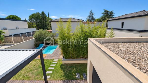 SUD-EST MONTÉLIMAR – EMPLACEMENT PREMIUM – SUPERBE VILLA CONTEMPORAINE 2022 – 4 CHAMBRES – PISCINE – GARAGE

Exclusivité. Au sud-est de Montélimar, dans un secteur résidentiel très recherché, cette superbe villa contemporaine construite en 2022 bénéficie d’un environnement calme et sécurisé, à proximité des commerces, écoles et commodités. Elle développe 138,30 m² habitables sur 2 niveaux.

Pensée pour conjuguer confort, fonctionnalité et qualité de vie, elle propose des espaces bien répartis, adaptés aussi bien au quotidien qu’à l’accueil de proches.

Dès l’entrée, la pièce de vie de 54 m² séduit par ses volumes et sa luminosité. Elle accueille une cuisine moderne entièrement équipée et s’ouvre directement sur une terrasse aménagée, protégée par une pergola bioclimatique.

Le rez-de-chaussée dispose également d’une suite parentale d’environ 20 m² avec salle d’eau, d’une buanderie et d’un WC indépendant.

À l’étage, trois chambres de 12,60 m², 13 m² et 13,30 m² se partagent une salle de bains équipée d’une baignoire et d’une douche. Un dressing réalisé sur mesure et un second WC indépendant complètent ce niveau.

À l’extérieur, la parcelle de 339 m², entièrement close et paysagée, permet de profiter pleinement des beaux jours tout en limitant les contraintes d’entretien. Elle accueille une piscine de 4,30 x 2,30 m prolongée par une plage en bois.

Cette maison dispose également d’un garage isolé et carrelé de 18 m², de deux stationnements intérieur ainsi que des parkings supplémentaires pour les visiteurs.

Les prestations répondent aux exigences actuelles de confort et de performance énergétique – DPE A : volets roulants électriques centralisés, chauffe-eau thermodynamique, portails motorisés, climatisation réversible sur chaque niveau, éclairage et chauffage connectés.

Construction sous garantie décennale et assurance dommages-ouvrage.

Une villa récente et parfaitement entretenue, dont la suite au rez-de-chaussée permet une véritable vie de plain-pied, tout en conservant trois chambres supplémentaires à l’étage pour recevoir famille et proches.

Prix : 440 000 € HAI
Pour plus d’informations ou organiser une visite, contactez L’Immo By Céline PASCAL au 06.63.10.02.35.