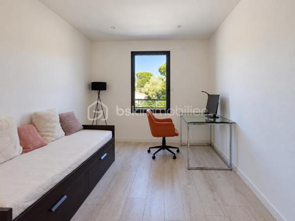 SUD-EST MONTÉLIMAR – EMPLACEMENT PREMIUM – SUPERBE VILLA CONTEMPORAINE 2022 – 4 CHAMBRES – PISCINE – GARAGE

Exclusivité. Au sud-est de Montélimar, dans un secteur résidentiel très recherché, cette superbe villa contemporaine construite en 2022 bénéficie d’un environnement calme et sécurisé, à proximité des commerces, écoles et commodités. Elle développe 138,30 m² habitables sur 2 niveaux.

Pensée pour conjuguer confort, fonctionnalité et qualité de vie, elle propose des espaces bien répartis, adaptés aussi bien au quotidien qu’à l’accueil de proches.

Dès l’entrée, la pièce de vie de 54 m² séduit par ses volumes et sa luminosité. Elle accueille une cuisine moderne entièrement équipée et s’ouvre directement sur une terrasse aménagée, protégée par une pergola bioclimatique.

Le rez-de-chaussée dispose également d’une suite parentale d’environ 20 m² avec salle d’eau, d’une buanderie et d’un WC indépendant.

À l’étage, trois chambres de 12,60 m², 13 m² et 13,30 m² se partagent une salle de bains équipée d’une baignoire et d’une douche. Un dressing réalisé sur mesure et un second WC indépendant complètent ce niveau.

À l’extérieur, la parcelle de 339 m², entièrement close et paysagée, permet de profiter pleinement des beaux jours tout en limitant les contraintes d’entretien. Elle accueille une piscine de 4,30 x 2,30 m prolongée par une plage en bois.

Cette maison dispose également d’un garage isolé et carrelé de 18 m², de deux stationnements intérieur ainsi que des parkings supplémentaires pour les visiteurs.

Les prestations répondent aux exigences actuelles de confort et de performance énergétique – DPE A : volets roulants électriques centralisés, chauffe-eau thermodynamique, portails motorisés, climatisation réversible sur chaque niveau, éclairage et chauffage connectés.

Construction sous garantie décennale et assurance dommages-ouvrage.

Une villa récente et parfaitement entretenue, dont la suite au rez-de-chaussée permet une véritable vie de plain-pied, tout en conservant trois chambres supplémentaires à l’étage pour recevoir famille et proches.

Prix : 440 000 € HAI
Pour plus d’informations ou organiser une visite, contactez L’Immo By Céline PASCAL au 06.63.10.02.35.
