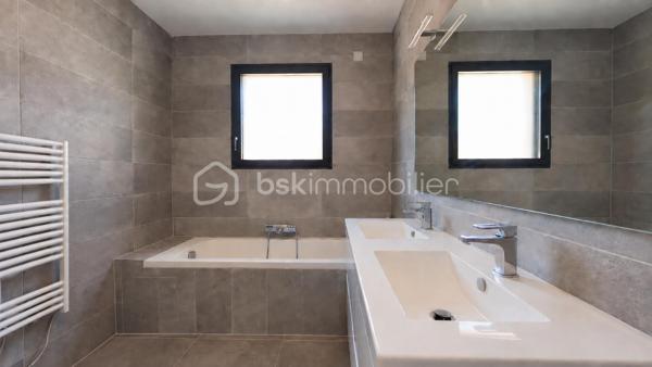 SUD-EST MONTÉLIMAR – EMPLACEMENT PREMIUM – SUPERBE VILLA CONTEMPORAINE 2022 – 4 CHAMBRES – PISCINE – GARAGE

Exclusivité. Au sud-est de Montélimar, dans un secteur résidentiel très recherché, cette superbe villa contemporaine construite en 2022 bénéficie d’un environnement calme et sécurisé, à proximité des commerces, écoles et commodités. Elle développe 138,30 m² habitables sur 2 niveaux.

Pensée pour conjuguer confort, fonctionnalité et qualité de vie, elle propose des espaces bien répartis, adaptés aussi bien au quotidien qu’à l’accueil de proches.

Dès l’entrée, la pièce de vie de 54 m² séduit par ses volumes et sa luminosité. Elle accueille une cuisine moderne entièrement équipée et s’ouvre directement sur une terrasse aménagée, protégée par une pergola bioclimatique.

Le rez-de-chaussée dispose également d’une suite parentale d’environ 20 m² avec salle d’eau, d’une buanderie et d’un WC indépendant.

À l’étage, trois chambres de 12,60 m², 13 m² et 13,30 m² se partagent une salle de bains équipée d’une baignoire et d’une douche. Un dressing réalisé sur mesure et un second WC indépendant complètent ce niveau.

À l’extérieur, la parcelle de 339 m², entièrement close et paysagée, permet de profiter pleinement des beaux jours tout en limitant les contraintes d’entretien. Elle accueille une piscine de 4,30 x 2,30 m prolongée par une plage en bois.

Cette maison dispose également d’un garage isolé et carrelé de 18 m², de deux stationnements intérieur ainsi que des parkings supplémentaires pour les visiteurs.

Les prestations répondent aux exigences actuelles de confort et de performance énergétique – DPE A : volets roulants électriques centralisés, chauffe-eau thermodynamique, portails motorisés, climatisation réversible sur chaque niveau, éclairage et chauffage connectés.

Construction sous garantie décennale et assurance dommages-ouvrage.

Une villa récente et parfaitement entretenue, dont la suite au rez-de-chaussée permet une véritable vie de plain-pied, tout en conservant trois chambres supplémentaires à l’étage pour recevoir famille et proches.

Prix : 440 000 € HAI
Pour plus d’informations ou organiser une visite, contactez L’Immo By Céline PASCAL au 06.63.10.02.35.