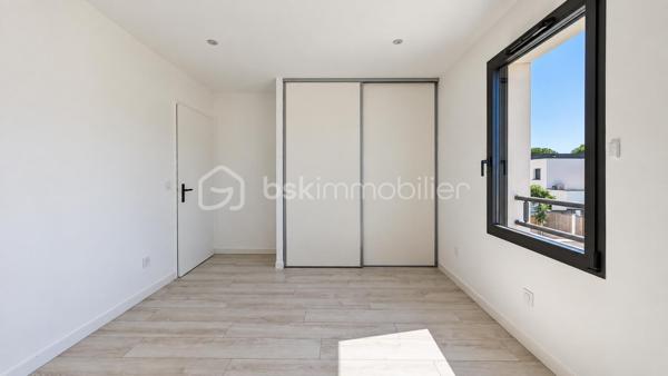 SUD-EST MONTÉLIMAR – EMPLACEMENT PREMIUM – SUPERBE VILLA CONTEMPORAINE 2022 – 4 CHAMBRES – PISCINE – GARAGE

Exclusivité. Au sud-est de Montélimar, dans un secteur résidentiel très recherché, cette superbe villa contemporaine construite en 2022 bénéficie d’un environnement calme et sécurisé, à proximité des commerces, écoles et commodités. Elle développe 138,30 m² habitables sur 2 niveaux.

Pensée pour conjuguer confort, fonctionnalité et qualité de vie, elle propose des espaces bien répartis, adaptés aussi bien au quotidien qu’à l’accueil de proches.

Dès l’entrée, la pièce de vie de 54 m² séduit par ses volumes et sa luminosité. Elle accueille une cuisine moderne entièrement équipée et s’ouvre directement sur une terrasse aménagée, protégée par une pergola bioclimatique.

Le rez-de-chaussée dispose également d’une suite parentale d’environ 20 m² avec salle d’eau, d’une buanderie et d’un WC indépendant.

À l’étage, trois chambres de 12,60 m², 13 m² et 13,30 m² se partagent une salle de bains équipée d’une baignoire et d’une douche. Un dressing réalisé sur mesure et un second WC indépendant complètent ce niveau.

À l’extérieur, la parcelle de 339 m², entièrement close et paysagée, permet de profiter pleinement des beaux jours tout en limitant les contraintes d’entretien. Elle accueille une piscine de 4,30 x 2,30 m prolongée par une plage en bois.

Cette maison dispose également d’un garage isolé et carrelé de 18 m², de deux stationnements intérieur ainsi que des parkings supplémentaires pour les visiteurs.

Les prestations répondent aux exigences actuelles de confort et de performance énergétique – DPE A : volets roulants électriques centralisés, chauffe-eau thermodynamique, portails motorisés, climatisation réversible sur chaque niveau, éclairage et chauffage connectés.

Construction sous garantie décennale et assurance dommages-ouvrage.

Une villa récente et parfaitement entretenue, dont la suite au rez-de-chaussée permet une véritable vie de plain-pied, tout en conservant trois chambres supplémentaires à l’étage pour recevoir famille et proches.

Prix : 440 000 € HAI
Pour plus d’informations ou organiser une visite, contactez L’Immo By Céline PASCAL au 06.63.10.02.35.