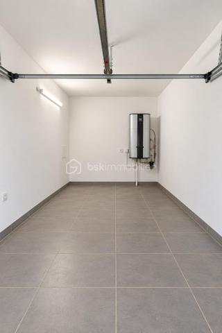 SUD-EST MONTÉLIMAR – EMPLACEMENT PREMIUM – SUPERBE VILLA CONTEMPORAINE 2022 – 4 CHAMBRES – PISCINE – GARAGE

Exclusivité. Au sud-est de Montélimar, dans un secteur résidentiel très recherché, cette superbe villa contemporaine construite en 2022 bénéficie d’un environnement calme et sécurisé, à proximité des commerces, écoles et commodités. Elle développe 138,30 m² habitables sur 2 niveaux.

Pensée pour conjuguer confort, fonctionnalité et qualité de vie, elle propose des espaces bien répartis, adaptés aussi bien au quotidien qu’à l’accueil de proches.

Dès l’entrée, la pièce de vie de 54 m² séduit par ses volumes et sa luminosité. Elle accueille une cuisine moderne entièrement équipée et s’ouvre directement sur une terrasse aménagée, protégée par une pergola bioclimatique.

Le rez-de-chaussée dispose également d’une suite parentale d’environ 20 m² avec salle d’eau, d’une buanderie et d’un WC indépendant.

À l’étage, trois chambres de 12,60 m², 13 m² et 13,30 m² se partagent une salle de bains équipée d’une baignoire et d’une douche. Un dressing réalisé sur mesure et un second WC indépendant complètent ce niveau.

À l’extérieur, la parcelle de 339 m², entièrement close et paysagée, permet de profiter pleinement des beaux jours tout en limitant les contraintes d’entretien. Elle accueille une piscine de 4,30 x 2,30 m prolongée par une plage en bois.

Cette maison dispose également d’un garage isolé et carrelé de 18 m², de deux stationnements intérieur ainsi que des parkings supplémentaires pour les visiteurs.

Les prestations répondent aux exigences actuelles de confort et de performance énergétique – DPE A : volets roulants électriques centralisés, chauffe-eau thermodynamique, portails motorisés, climatisation réversible sur chaque niveau, éclairage et chauffage connectés.

Construction sous garantie décennale et assurance dommages-ouvrage.

Une villa récente et parfaitement entretenue, dont la suite au rez-de-chaussée permet une véritable vie de plain-pied, tout en conservant trois chambres supplémentaires à l’étage pour recevoir famille et proches.

Prix : 440 000 € HAI
Pour plus d’informations ou organiser une visite, contactez L’Immo By Céline PASCAL au 06.63.10.02.35.