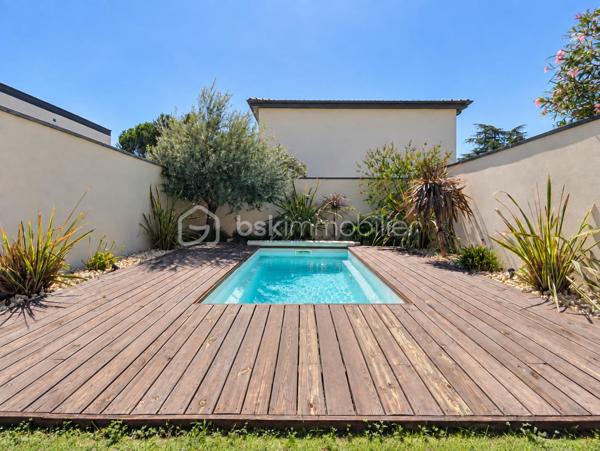 SUD-EST MONTÉLIMAR – EMPLACEMENT PREMIUM – SUPERBE VILLA CONTEMPORAINE 2022 – 4 CHAMBRES – PISCINE – GARAGE

Exclusivité. Au sud-est de Montélimar, dans un secteur résidentiel très recherché, cette superbe villa contemporaine construite en 2022 bénéficie d’un environnement calme et sécurisé, à proximité des commerces, écoles et commodités. Elle développe 138,30 m² habitables sur 2 niveaux.

Pensée pour conjuguer confort, fonctionnalité et qualité de vie, elle propose des espaces bien répartis, adaptés aussi bien au quotidien qu’à l’accueil de proches.

Dès l’entrée, la pièce de vie de 54 m² séduit par ses volumes et sa luminosité. Elle accueille une cuisine moderne entièrement équipée et s’ouvre directement sur une terrasse aménagée, protégée par une pergola bioclimatique.

Le rez-de-chaussée dispose également d’une suite parentale d’environ 20 m² avec salle d’eau, d’une buanderie et d’un WC indépendant.

À l’étage, trois chambres de 12,60 m², 13 m² et 13,30 m² se partagent une salle de bains équipée d’une baignoire et d’une douche. Un dressing réalisé sur mesure et un second WC indépendant complètent ce niveau.

À l’extérieur, la parcelle de 339 m², entièrement close et paysagée, permet de profiter pleinement des beaux jours tout en limitant les contraintes d’entretien. Elle accueille une piscine de 4,30 x 2,30 m prolongée par une plage en bois.

Cette maison dispose également d’un garage isolé et carrelé de 18 m², de deux stationnements intérieur ainsi que des parkings supplémentaires pour les visiteurs.

Les prestations répondent aux exigences actuelles de confort et de performance énergétique – DPE A : volets roulants électriques centralisés, chauffe-eau thermodynamique, portails motorisés, climatisation réversible sur chaque niveau, éclairage et chauffage connectés.

Construction sous garantie décennale et assurance dommages-ouvrage.

Une villa récente et parfaitement entretenue, dont la suite au rez-de-chaussée permet une véritable vie de plain-pied, tout en conservant trois chambres supplémentaires à l’étage pour recevoir famille et proches.

Prix : 440 000 € HAI
Pour plus d’informations ou organiser une visite, contactez L’Immo By Céline PASCAL au 06.63.10.02.35.