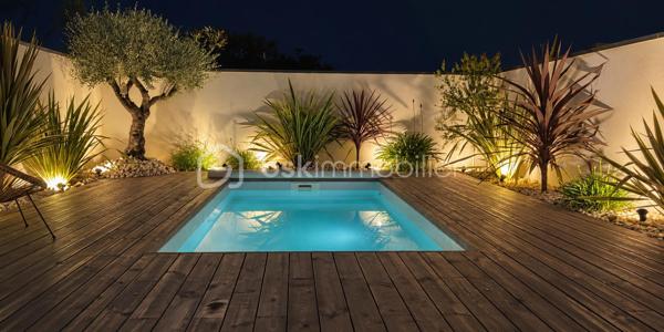 SUD-EST MONTÉLIMAR – EMPLACEMENT PREMIUM – SUPERBE VILLA CONTEMPORAINE 2022 – 4 CHAMBRES – PISCINE – GARAGE

Exclusivité. Au sud-est de Montélimar, dans un secteur résidentiel très recherché, cette superbe villa contemporaine construite en 2022 bénéficie d’un environnement calme et sécurisé, à proximité des commerces, écoles et commodités. Elle développe 138,30 m² habitables sur 2 niveaux.

Pensée pour conjuguer confort, fonctionnalité et qualité de vie, elle propose des espaces bien répartis, adaptés aussi bien au quotidien qu’à l’accueil de proches.

Dès l’entrée, la pièce de vie de 54 m² séduit par ses volumes et sa luminosité. Elle accueille une cuisine moderne entièrement équipée et s’ouvre directement sur une terrasse aménagée, protégée par une pergola bioclimatique.

Le rez-de-chaussée dispose également d’une suite parentale d’environ 20 m² avec salle d’eau, d’une buanderie et d’un WC indépendant.

À l’étage, trois chambres de 12,60 m², 13 m² et 13,30 m² se partagent une salle de bains équipée d’une baignoire et d’une douche. Un dressing réalisé sur mesure et un second WC indépendant complètent ce niveau.

À l’extérieur, la parcelle de 339 m², entièrement close et paysagée, permet de profiter pleinement des beaux jours tout en limitant les contraintes d’entretien. Elle accueille une piscine de 4,30 x 2,30 m prolongée par une plage en bois.

Cette maison dispose également d’un garage isolé et carrelé de 18 m², de deux stationnements intérieur ainsi que des parkings supplémentaires pour les visiteurs.

Les prestations répondent aux exigences actuelles de confort et de performance énergétique – DPE A : volets roulants électriques centralisés, chauffe-eau thermodynamique, portails motorisés, climatisation réversible sur chaque niveau, éclairage et chauffage connectés.

Construction sous garantie décennale et assurance dommages-ouvrage.

Une villa récente et parfaitement entretenue, dont la suite au rez-de-chaussée permet une véritable vie de plain-pied, tout en conservant trois chambres supplémentaires à l’étage pour recevoir famille et proches.

Prix : 440 000 € HAI
Pour plus d’informations ou organiser une visite, contactez L’Immo By Céline PASCAL au 06.63.10.02.35.