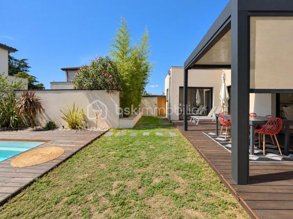 SUD-EST MONTÉLIMAR – EMPLACEMENT PREMIUM – SUPERBE VILLA CONTEMPORAINE 2022 – 4 CHAMBRES – PISCINE – GARAGE

Exclusivité. Au sud-est de Montélimar, dans un secteur résidentiel très recherché, cette superbe villa contemporaine construite en 2022 bénéficie d’un environnement calme et sécurisé, à proximité des commerces, écoles et commodités. Elle développe 138,30 m² habitables sur 2 niveaux.

Pensée pour conjuguer confort, fonctionnalité et qualité de vie, elle propose des espaces bien répartis, adaptés aussi bien au quotidien qu’à l’accueil de proches.

Dès l’entrée, la pièce de vie de 54 m² séduit par ses volumes et sa luminosité. Elle accueille une cuisine moderne entièrement équipée et s’ouvre directement sur une terrasse aménagée, protégée par une pergola bioclimatique.

Le rez-de-chaussée dispose également d’une suite parentale d’environ 20 m² avec salle d’eau, d’une buanderie et d’un WC indépendant.

À l’étage, trois chambres de 12,60 m², 13 m² et 13,30 m² se partagent une salle de bains équipée d’une baignoire et d’une douche. Un dressing réalisé sur mesure et un second WC indépendant complètent ce niveau.

À l’extérieur, la parcelle de 339 m², entièrement close et paysagée, permet de profiter pleinement des beaux jours tout en limitant les contraintes d’entretien. Elle accueille une piscine de 4,30 x 2,30 m prolongée par une plage en bois.

Cette maison dispose également d’un garage isolé et carrelé de 18 m², de deux stationnements intérieur ainsi que des parkings supplémentaires pour les visiteurs.

Les prestations répondent aux exigences actuelles de confort et de performance énergétique – DPE A : volets roulants électriques centralisés, chauffe-eau thermodynamique, portails motorisés, climatisation réversible sur chaque niveau, éclairage et chauffage connectés.

Construction sous garantie décennale et assurance dommages-ouvrage.

Une villa récente et parfaitement entretenue, dont la suite au rez-de-chaussée permet une véritable vie de plain-pied, tout en conservant trois chambres supplémentaires à l’étage pour recevoir famille et proches.

Prix : 440 000 € HAI
Pour plus d’informations ou organiser une visite, contactez L’Immo By Céline PASCAL au 06.63.10.02.35.