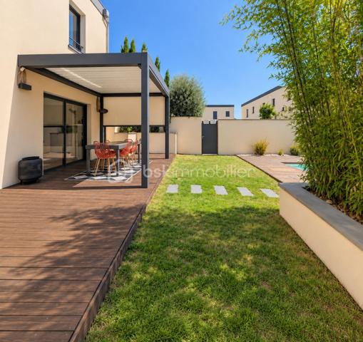 SUD-EST MONTÉLIMAR – EMPLACEMENT PREMIUM – SUPERBE VILLA CONTEMPORAINE 2022 – 4 CHAMBRES – PISCINE – GARAGE

Exclusivité. Au sud-est de Montélimar, dans un secteur résidentiel très recherché, cette superbe villa contemporaine construite en 2022 bénéficie d’un environnement calme et sécurisé, à proximité des commerces, écoles et commodités. Elle développe 138,30 m² habitables sur 2 niveaux.

Pensée pour conjuguer confort, fonctionnalité et qualité de vie, elle propose des espaces bien répartis, adaptés aussi bien au quotidien qu’à l’accueil de proches.

Dès l’entrée, la pièce de vie de 54 m² séduit par ses volumes et sa luminosité. Elle accueille une cuisine moderne entièrement équipée et s’ouvre directement sur une terrasse aménagée, protégée par une pergola bioclimatique.

Le rez-de-chaussée dispose également d’une suite parentale d’environ 20 m² avec salle d’eau, d’une buanderie et d’un WC indépendant.

À l’étage, trois chambres de 12,60 m², 13 m² et 13,30 m² se partagent une salle de bains équipée d’une baignoire et d’une douche. Un dressing réalisé sur mesure et un second WC indépendant complètent ce niveau.

À l’extérieur, la parcelle de 339 m², entièrement close et paysagée, permet de profiter pleinement des beaux jours tout en limitant les contraintes d’entretien. Elle accueille une piscine de 4,30 x 2,30 m prolongée par une plage en bois.

Cette maison dispose également d’un garage isolé et carrelé de 18 m², de deux stationnements intérieur ainsi que des parkings supplémentaires pour les visiteurs.

Les prestations répondent aux exigences actuelles de confort et de performance énergétique – DPE A : volets roulants électriques centralisés, chauffe-eau thermodynamique, portails motorisés, climatisation réversible sur chaque niveau, éclairage et chauffage connectés.

Construction sous garantie décennale et assurance dommages-ouvrage.

Une villa récente et parfaitement entretenue, dont la suite au rez-de-chaussée permet une véritable vie de plain-pied, tout en conservant trois chambres supplémentaires à l’étage pour recevoir famille et proches.

Prix : 440 000 € HAI
Pour plus d’informations ou organiser une visite, contactez L’Immo By Céline PASCAL au 06.63.10.02.35.