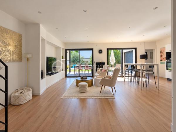 SUD-EST MONTÉLIMAR – EMPLACEMENT PREMIUM – SUPERBE VILLA CONTEMPORAINE 2022 – 4 CHAMBRES – PISCINE – GARAGE

Exclusivité. Au sud-est de Montélimar, dans un secteur résidentiel très recherché, cette superbe villa contemporaine construite en 2022 bénéficie d’un environnement calme et sécurisé, à proximité des commerces, écoles et commodités. Elle développe 138,30 m² habitables sur 2 niveaux.

Pensée pour conjuguer confort, fonctionnalité et qualité de vie, elle propose des espaces bien répartis, adaptés aussi bien au quotidien qu’à l’accueil de proches.

Dès l’entrée, la pièce de vie de 54 m² séduit par ses volumes et sa luminosité. Elle accueille une cuisine moderne entièrement équipée et s’ouvre directement sur une terrasse aménagée, protégée par une pergola bioclimatique.

Le rez-de-chaussée dispose également d’une suite parentale d’environ 20 m² avec salle d’eau, d’une buanderie et d’un WC indépendant.

À l’étage, trois chambres de 12,60 m², 13 m² et 13,30 m² se partagent une salle de bains équipée d’une baignoire et d’une douche. Un dressing réalisé sur mesure et un second WC indépendant complètent ce niveau.

À l’extérieur, la parcelle de 339 m², entièrement close et paysagée, permet de profiter pleinement des beaux jours tout en limitant les contraintes d’entretien. Elle accueille une piscine de 4,30 x 2,30 m prolongée par une plage en bois.

Cette maison dispose également d’un garage isolé et carrelé de 18 m², de deux stationnements intérieur ainsi que des parkings supplémentaires pour les visiteurs.

Les prestations répondent aux exigences actuelles de confort et de performance énergétique – DPE A : volets roulants électriques centralisés, chauffe-eau thermodynamique, portails motorisés, climatisation réversible sur chaque niveau, éclairage et chauffage connectés.

Construction sous garantie décennale et assurance dommages-ouvrage.

Une villa récente et parfaitement entretenue, dont la suite au rez-de-chaussée permet une véritable vie de plain-pied, tout en conservant trois chambres supplémentaires à l’étage pour recevoir famille et proches.

Prix : 440 000 € HAI
Pour plus d’informations ou organiser une visite, contactez L’Immo By Céline PASCAL au 06.63.10.02.35.