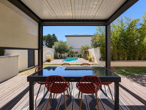 SUD-EST MONTÉLIMAR – EMPLACEMENT PREMIUM – SUPERBE VILLA CONTEMPORAINE 2022 – 4 CHAMBRES – PISCINE – GARAGE

Exclusivité. Au sud-est de Montélimar, dans un secteur résidentiel très recherché, cette superbe villa contemporaine construite en 2022 bénéficie d’un environnement calme et sécurisé, à proximité des commerces, écoles et commodités. Elle développe 138,30 m² habitables sur 2 niveaux.

Pensée pour conjuguer confort, fonctionnalité et qualité de vie, elle propose des espaces bien répartis, adaptés aussi bien au quotidien qu’à l’accueil de proches.

Dès l’entrée, la pièce de vie de 54 m² séduit par ses volumes et sa luminosité. Elle accueille une cuisine moderne entièrement équipée et s’ouvre directement sur une terrasse aménagée, protégée par une pergola bioclimatique.

Le rez-de-chaussée dispose également d’une suite parentale d’environ 20 m² avec salle d’eau, d’une buanderie et d’un WC indépendant.

À l’étage, trois chambres de 12,60 m², 13 m² et 13,30 m² se partagent une salle de bains équipée d’une baignoire et d’une douche. Un dressing réalisé sur mesure et un second WC indépendant complètent ce niveau.

À l’extérieur, la parcelle de 339 m², entièrement close et paysagée, permet de profiter pleinement des beaux jours tout en limitant les contraintes d’entretien. Elle accueille une piscine de 4,30 x 2,30 m prolongée par une plage en bois.

Cette maison dispose également d’un garage isolé et carrelé de 18 m², de deux stationnements intérieur ainsi que des parkings supplémentaires pour les visiteurs.

Les prestations répondent aux exigences actuelles de confort et de performance énergétique – DPE A : volets roulants électriques centralisés, chauffe-eau thermodynamique, portails motorisés, climatisation réversible sur chaque niveau, éclairage et chauffage connectés.

Construction sous garantie décennale et assurance dommages-ouvrage.

Une villa récente et parfaitement entretenue, dont la suite au rez-de-chaussée permet une véritable vie de plain-pied, tout en conservant trois chambres supplémentaires à l’étage pour recevoir famille et proches.

Prix : 440 000 € HAI
Pour plus d’informations ou organiser une visite, contactez L’Immo By Céline PASCAL au 06.63.10.02.35.
