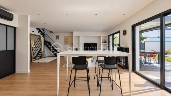 SUD-EST MONTÉLIMAR – EMPLACEMENT PREMIUM – SUPERBE VILLA CONTEMPORAINE 2022 – 4 CHAMBRES – PISCINE – GARAGE

Exclusivité. Au sud-est de Montélimar, dans un secteur résidentiel très recherché, cette superbe villa contemporaine construite en 2022 bénéficie d’un environnement calme et sécurisé, à proximité des commerces, écoles et commodités. Elle développe 138,30 m² habitables sur 2 niveaux.

Pensée pour conjuguer confort, fonctionnalité et qualité de vie, elle propose des espaces bien répartis, adaptés aussi bien au quotidien qu’à l’accueil de proches.

Dès l’entrée, la pièce de vie de 54 m² séduit par ses volumes et sa luminosité. Elle accueille une cuisine moderne entièrement équipée et s’ouvre directement sur une terrasse aménagée, protégée par une pergola bioclimatique.

Le rez-de-chaussée dispose également d’une suite parentale d’environ 20 m² avec salle d’eau, d’une buanderie et d’un WC indépendant.

À l’étage, trois chambres de 12,60 m², 13 m² et 13,30 m² se partagent une salle de bains équipée d’une baignoire et d’une douche. Un dressing réalisé sur mesure et un second WC indépendant complètent ce niveau.

À l’extérieur, la parcelle de 339 m², entièrement close et paysagée, permet de profiter pleinement des beaux jours tout en limitant les contraintes d’entretien. Elle accueille une piscine de 4,30 x 2,30 m prolongée par une plage en bois.

Cette maison dispose également d’un garage isolé et carrelé de 18 m², de deux stationnements intérieur ainsi que des parkings supplémentaires pour les visiteurs.

Les prestations répondent aux exigences actuelles de confort et de performance énergétique – DPE A : volets roulants électriques centralisés, chauffe-eau thermodynamique, portails motorisés, climatisation réversible sur chaque niveau, éclairage et chauffage connectés.

Construction sous garantie décennale et assurance dommages-ouvrage.

Une villa récente et parfaitement entretenue, dont la suite au rez-de-chaussée permet une véritable vie de plain-pied, tout en conservant trois chambres supplémentaires à l’étage pour recevoir famille et proches.

Prix : 440 000 € HAI
Pour plus d’informations ou organiser une visite, contactez L’Immo By Céline PASCAL au 06.63.10.02.35.