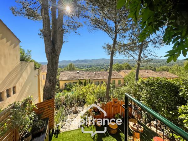 MAISON FAMILIALE de 80 m2 de surface au sol,terrain 180 m2, 3 chambres, salle de bain, salle d'eau, jardin, terrasse abritée, piscine résidentielle, place de parking privative