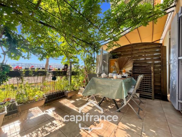 MAISON FAMILIALE de 80 m2 de surface au sol,terrain 180 m2, 3 chambres, salle de bain, salle d'eau, jardin, terrasse abritée, piscine résidentielle, place de parking privative