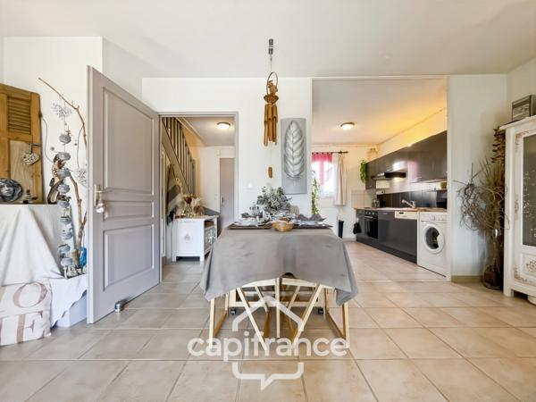 MAISON FAMILIALE de 80 m2 de surface au sol,terrain 180 m2, 3 chambres, salle de bain, salle d'eau, jardin, terrasse abritée, piscine résidentielle, place de parking privative