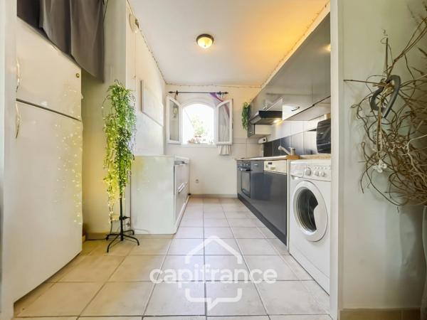 MAISON FAMILIALE de 80 m2 de surface au sol,terrain 180 m2, 3 chambres, salle de bain, salle d'eau, jardin, terrasse abritée, piscine résidentielle, place de parking privative