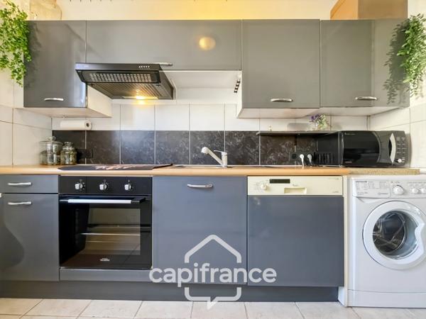 MAISON FAMILIALE de 80 m2 de surface au sol,terrain 180 m2, 3 chambres, salle de bain, salle d'eau, jardin, terrasse abritée, piscine résidentielle, place de parking privative
