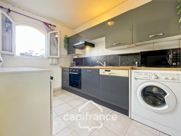 MAISON FAMILIALE de 80 m2 de surface au sol,terrain 180 m2, 3 chambres, salle de bain, salle d'eau, jardin, terrasse abritée, piscine résidentielle, place de parking privative