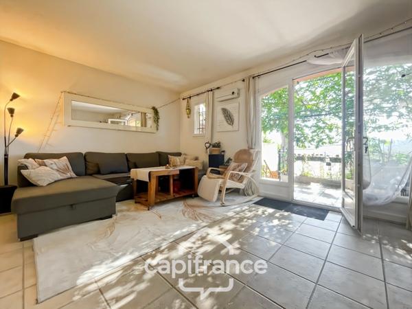 MAISON FAMILIALE de 80 m2 de surface au sol,terrain 180 m2, 3 chambres, salle de bain, salle d'eau, jardin, terrasse abritée, piscine résidentielle, place de parking privative