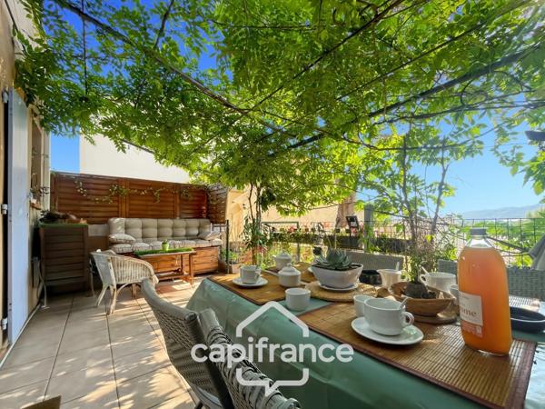 MAISON FAMILIALE de 80 m2 de surface au sol,terrain 180 m2, 3 chambres, salle de bain, salle d'eau, jardin, terrasse abritée, piscine résidentielle, place de parking privative