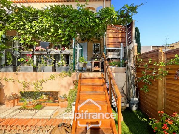 MAISON FAMILIALE de 80 m2 de surface au sol,terrain 180 m2, 3 chambres, salle de bain, salle d'eau, jardin, terrasse abritée, piscine résidentielle, place de parking privative