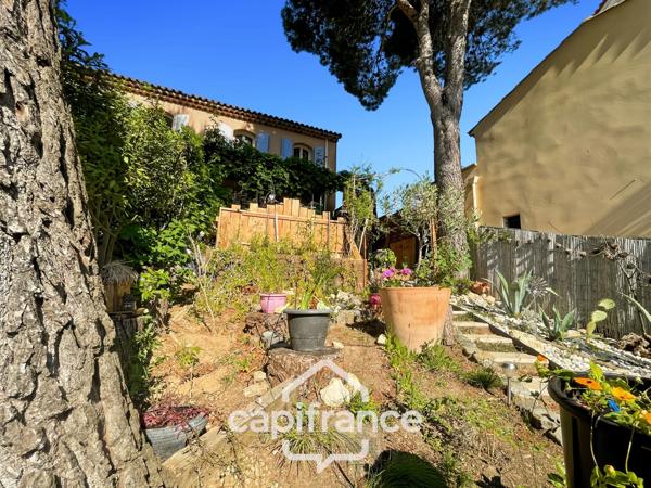 MAISON FAMILIALE de 80 m2 de surface au sol,terrain 180 m2, 3 chambres, salle de bain, salle d'eau, jardin, terrasse abritée, piscine résidentielle, place de parking privative