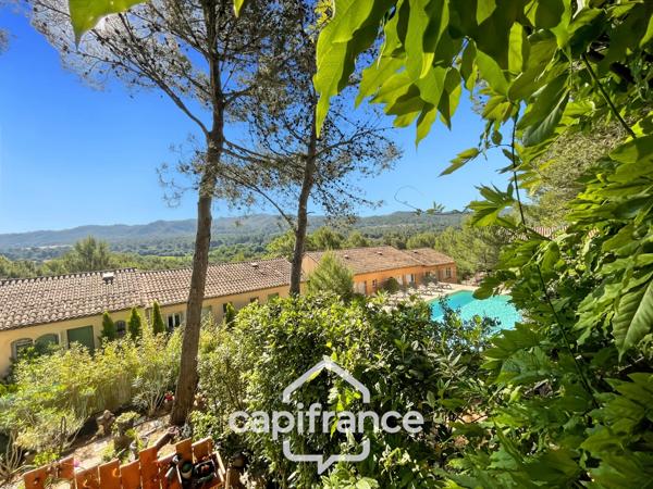 MAISON FAMILIALE de 80 m2 de surface au sol,terrain 180 m2, 3 chambres, salle de bain, salle d'eau, jardin, terrasse abritée, piscine résidentielle, place de parking privative