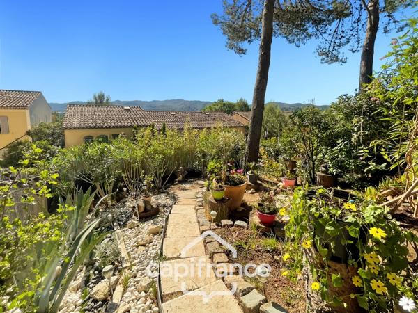 MAISON FAMILIALE de 80 m2 de surface au sol,terrain 180 m2, 3 chambres, salle de bain, salle d'eau, jardin, terrasse abritée, piscine résidentielle, place de parking privative