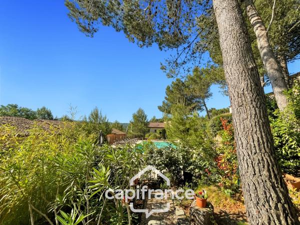 MAISON FAMILIALE de 80 m2 de surface au sol,terrain 180 m2, 3 chambres, salle de bain, salle d'eau, jardin, terrasse abritée, piscine résidentielle, place de parking privative