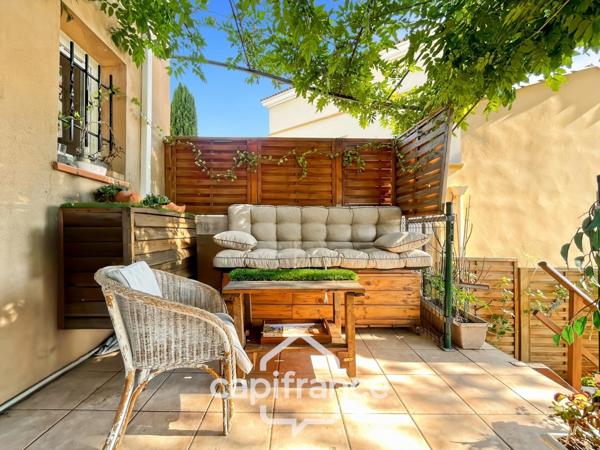 MAISON FAMILIALE de 80 m2 de surface au sol,terrain 180 m2, 3 chambres, salle de bain, salle d'eau, jardin, terrasse abritée, piscine résidentielle, place de parking privative