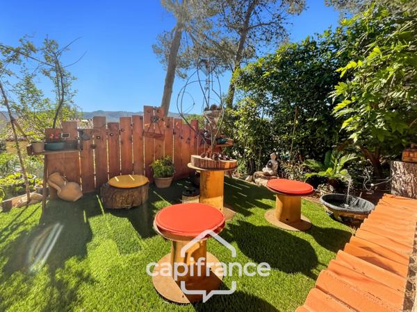 MAISON FAMILIALE de 80 m2 de surface au sol,terrain 180 m2, 3 chambres, salle de bain, salle d'eau, jardin, terrasse abritée, piscine résidentielle, place de parking privative