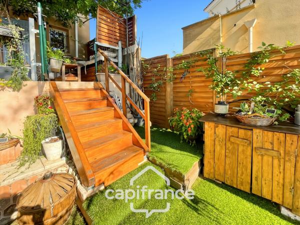 MAISON FAMILIALE de 80 m2 de surface au sol,terrain 180 m2, 3 chambres, salle de bain, salle d'eau, jardin, terrasse abritée, piscine résidentielle, place de parking privative