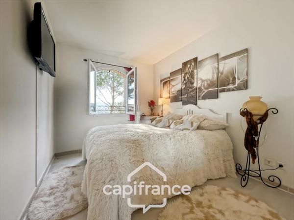 MAISON FAMILIALE de 80 m2 de surface au sol,terrain 180 m2, 3 chambres, salle de bain, salle d'eau, jardin, terrasse abritée, piscine résidentielle, place de parking privative